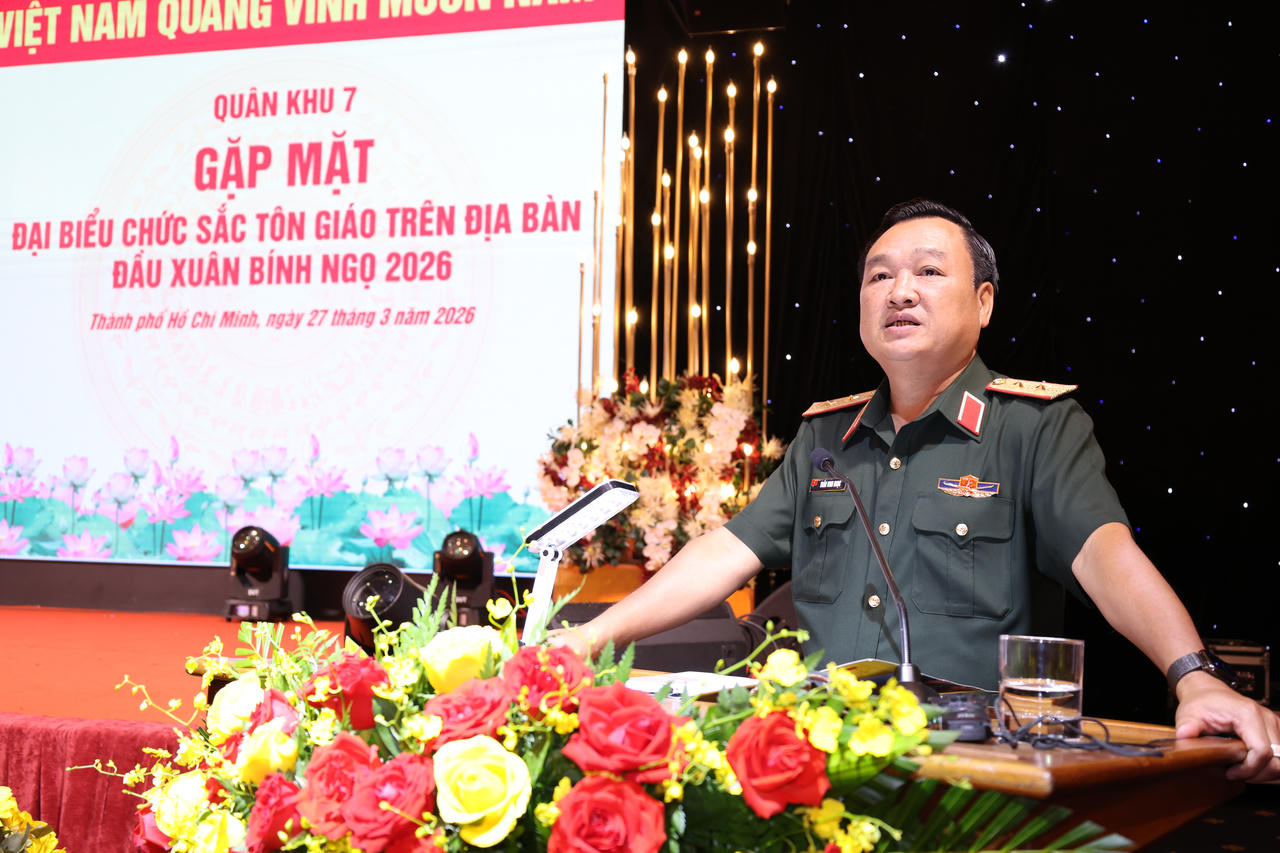 Trung tướng Trần Vinh Ngọc, B&iacute; thư Đảng ủy, Ch&iacute;nh ủy Qu&acirc;n khu chủ tr&igrave; buổi gặp mặt đại biểu chức sắc t&ocirc;n gi&aacute;o.&nbsp;