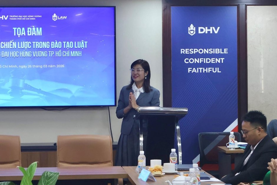 TS Lương Thị H&ograve;a, Ph&oacute; Hiệu trưởng Trường Đại học H&ugrave;ng Vương TP.HCM ph&aacute;t biểu tại tọa đ&agrave;m