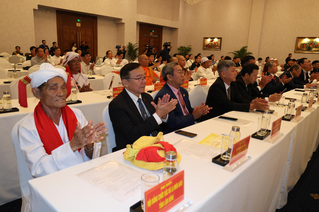 C&aacute;c đại biểu phấn khởi tham dự buổi gặp mặt chức sắc t&ocirc;n gi&aacute;o tr&ecirc;n địa b&agrave;n Qu&acirc;n khu.