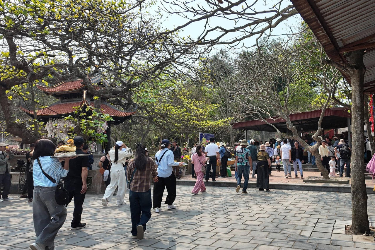 Lễ hội thu h&uacute;t rất đ&ocirc;ng người d&acirc;n địa phương v&agrave; kh&aacute;ch thập phương