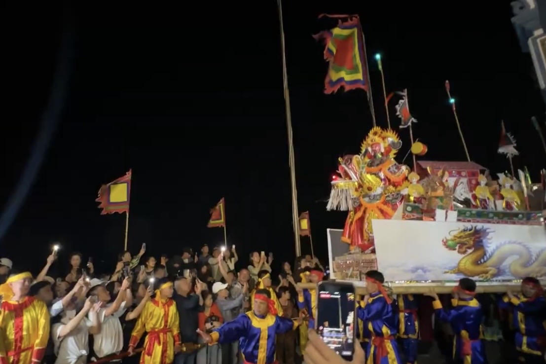 Nghi thức rước đ&egrave;n v&agrave; thả thuyền giấy v&agrave;o giờ T&yacute; mang theo những lời cầu nguyện người d&acirc;n Đồ Sơn v&agrave; du kh&aacute;ch