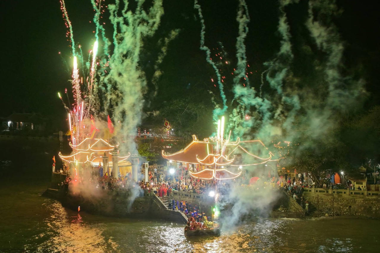 M&agrave;n ph&aacute;o hoa rực s&aacute;ng bầu trời tại đảo Dấu