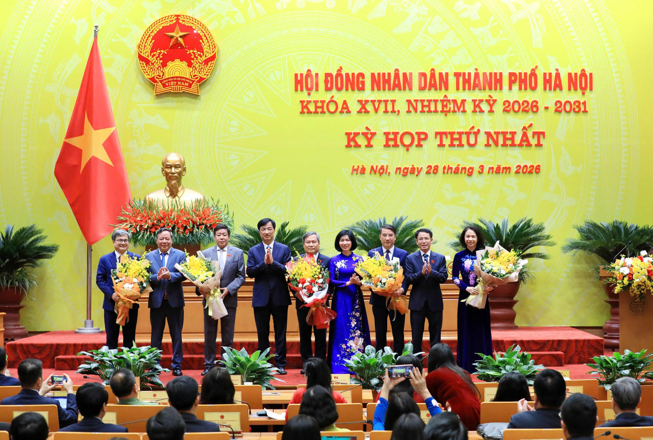 L&atilde;nh đạo Th&agrave;nh ủy, HĐND TP H&agrave; Nội tặng hoa ch&uacute;c mừng c&aacute;c &ocirc;ng, b&agrave; được bầu giữ chức vụ Chủ tịch UBND TP, Ph&oacute; Chủ tịch UBND TP H&agrave; Nội kh&oacute;a XVII, nhiệm kỳ 2026-2031.