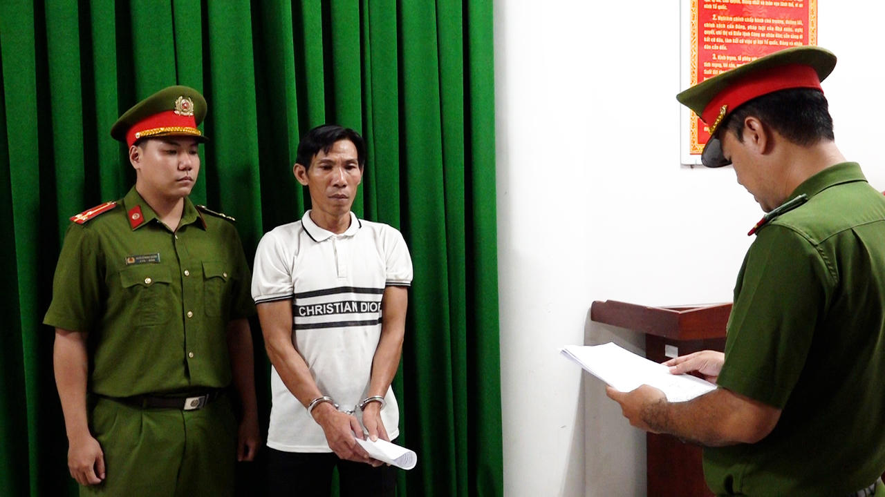 Cơ quan Cảnh s&aacute;t điều tra C&ocirc;ng an tỉnh Kh&aacute;nh H&ograve;a thi h&agrave;nh lệnh bắt tạm giam đối tượng Trần Anh Tuấn.