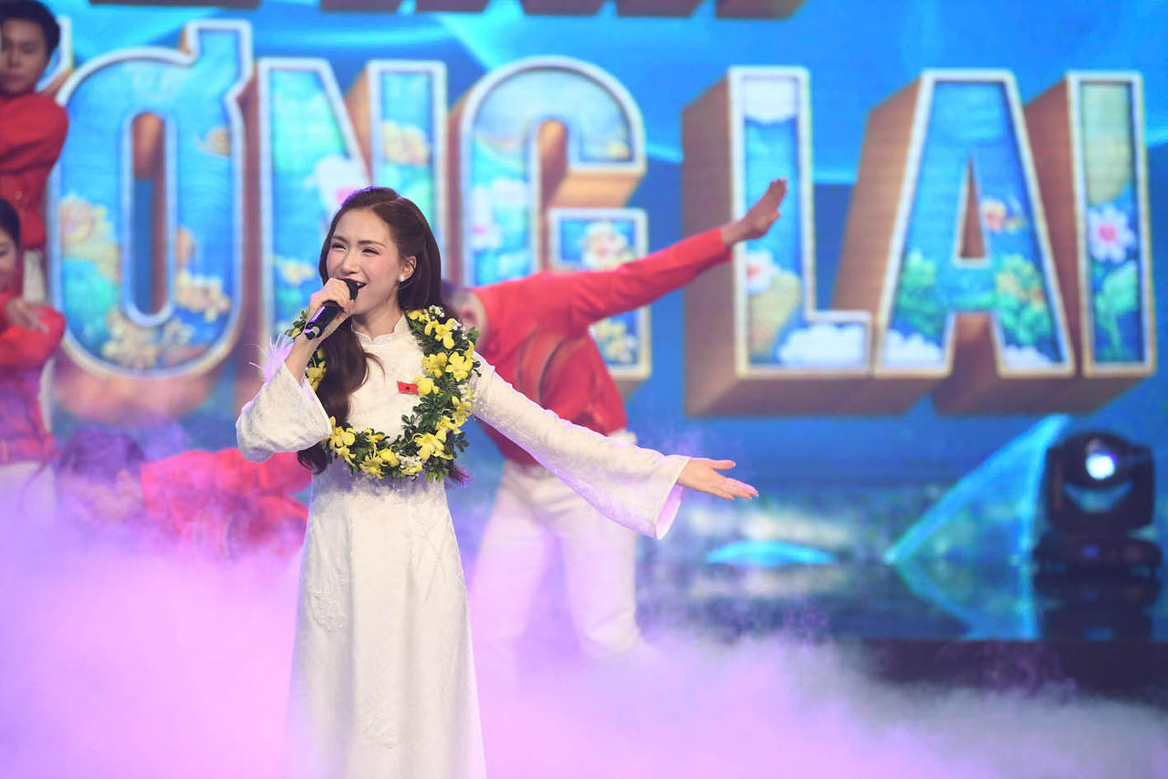 Ca sỹ H&ograve;a Minzy - Gương mặt trẻ Việt Nam&nbsp;ti&ecirc;u biểu 2025. (Ảnh trong b&agrave;i: GMTVNTB)