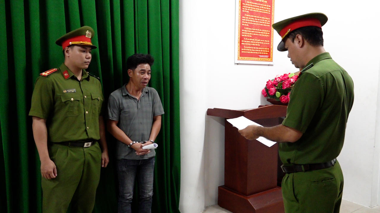 Cơ quan Cảnh s&aacute;t điều tra C&ocirc;ng an tỉnh Kh&aacute;nh H&ograve;a thi h&agrave;nh lệnh bắt tạm giam đối tượng Nguyễn Ngọc Thắng.