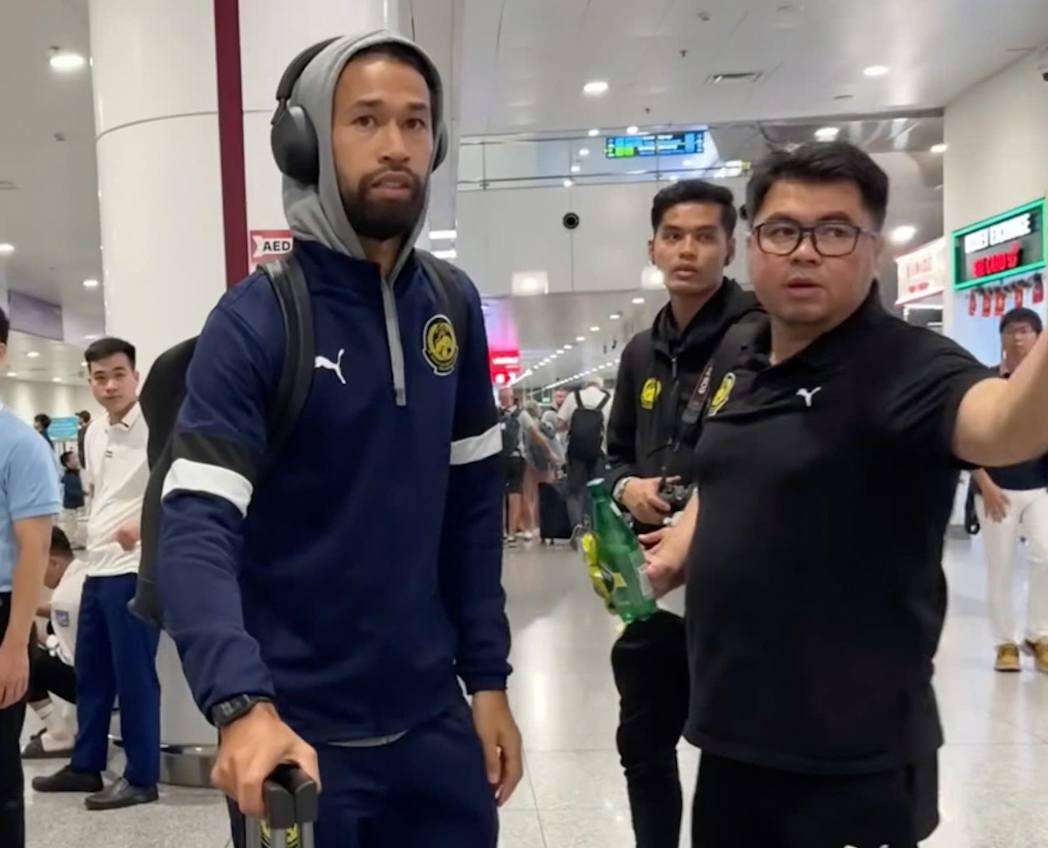 Sau khi ho&agrave;n tất thủ tục nhập cảnh, đội tuyển Malaysia di chuyển về Ninh B&igrave;nh