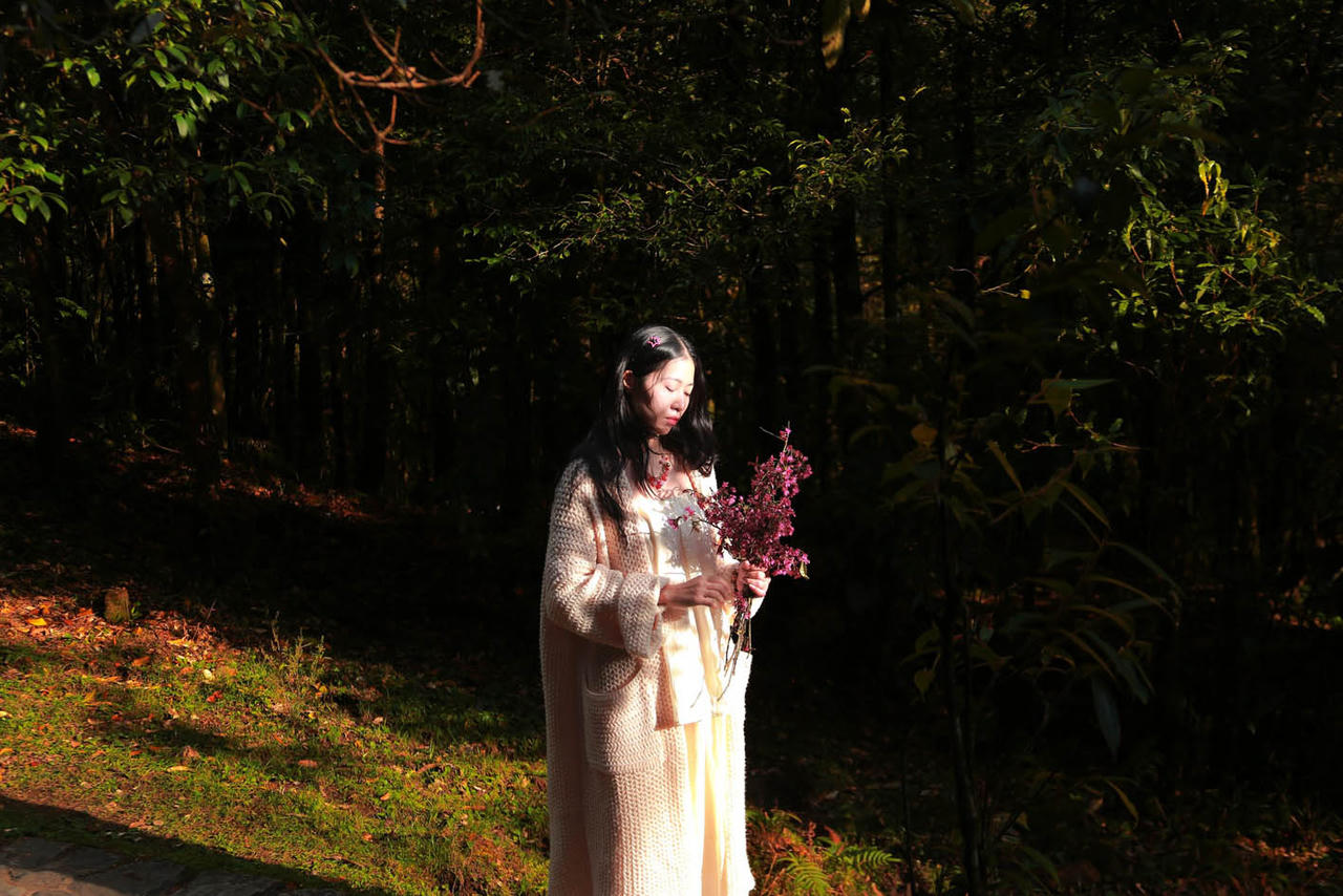 Thu Hằng thong thả tản bộ ở Vườn Quốc gia Ho&agrave;ng Li&ecirc;n, L&agrave;o Cai. (Ảnh trong b&agrave;i: NVCC)