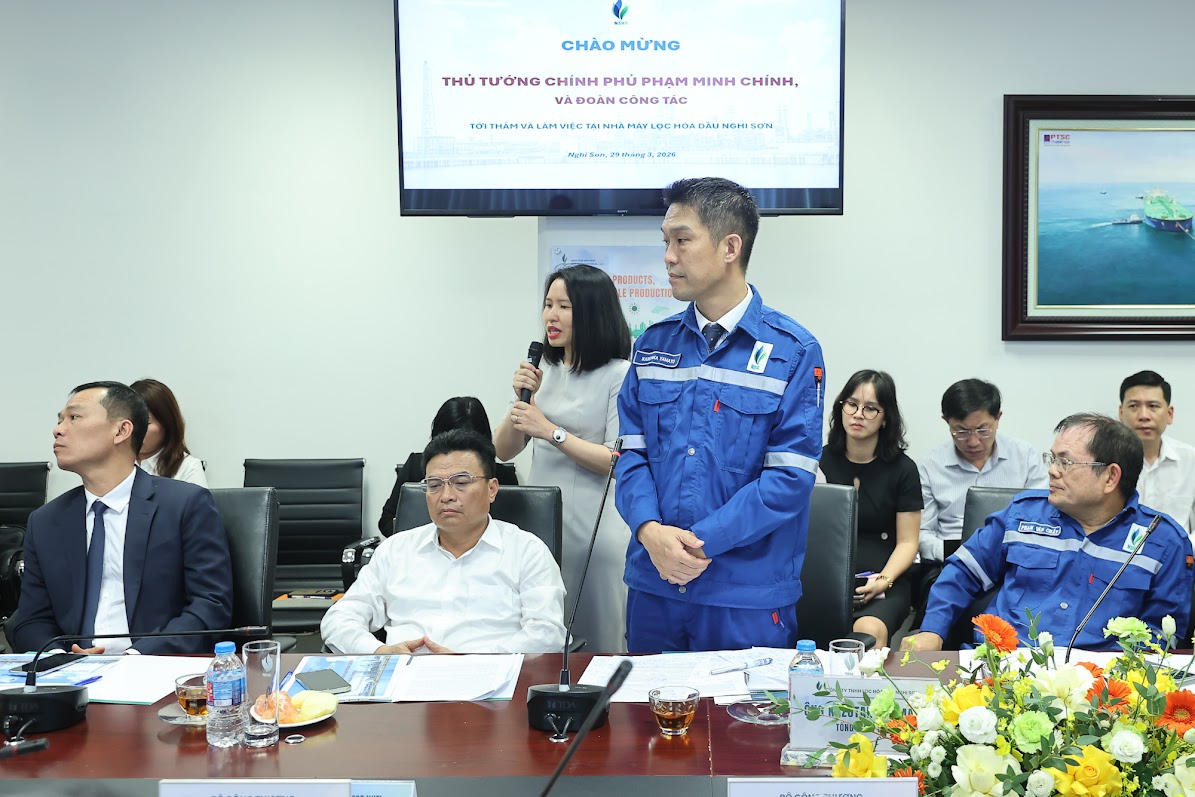 Tổng Gi&aacute;m đốc nh&agrave; m&aacute;y lọc dầu Nghi Sơn b&aacute;o c&aacute;o tại cuộc l&agrave;m việc.