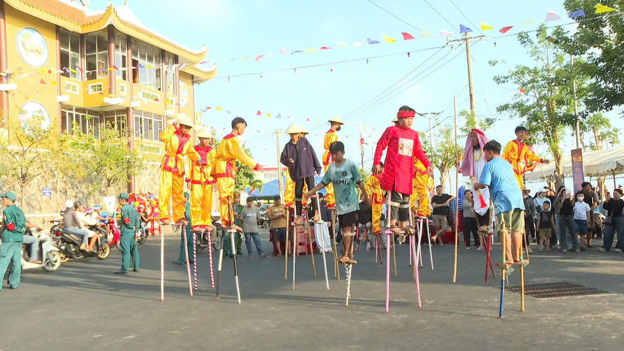 Tiết mục đi c&agrave; kheo tại Lễ hội Dinh C&ocirc;.