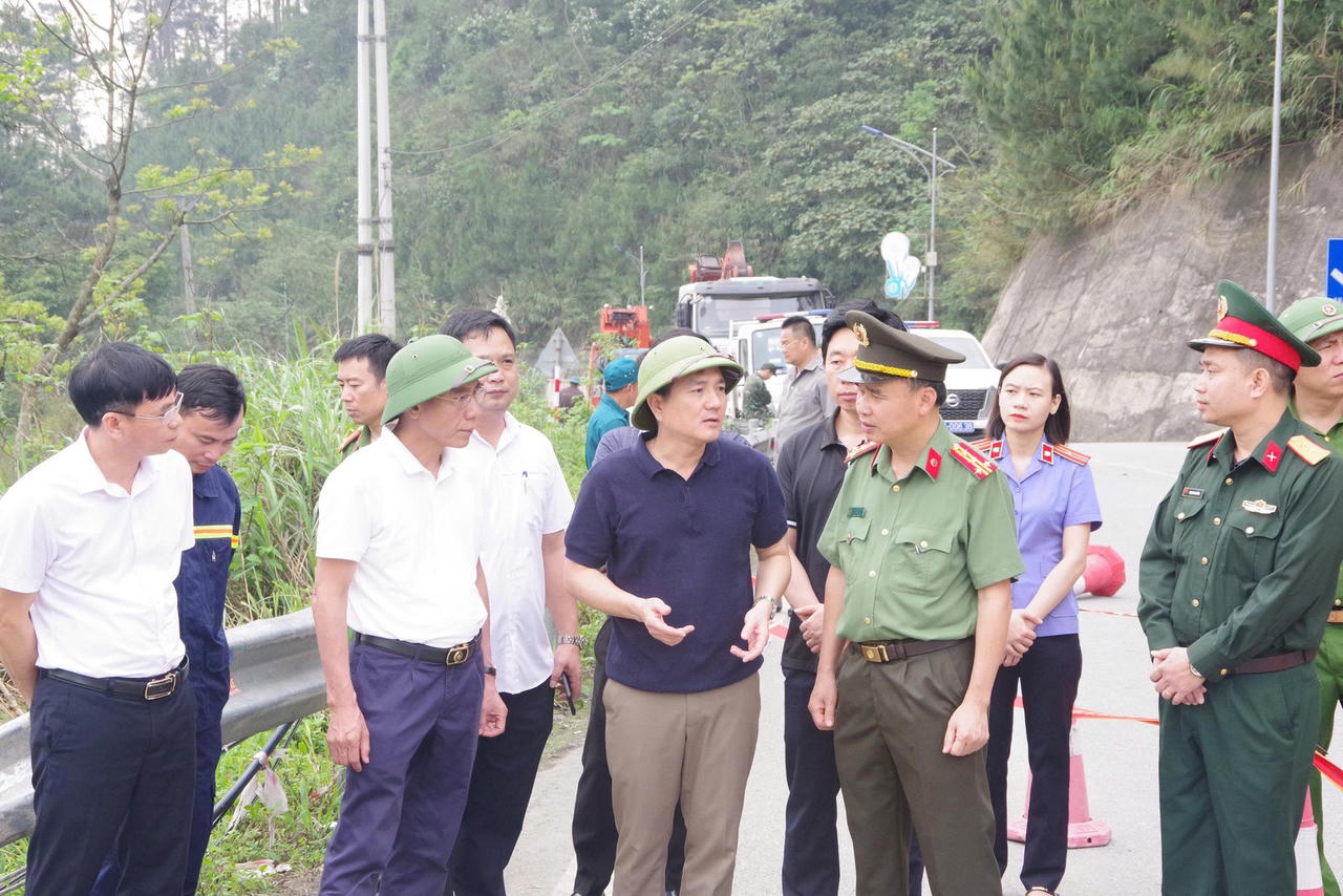 L&atilde;nh đạo tỉnh Ph&uacute; Thọ chỉ đạo c&ocirc;ng t&aacute;c cứu nạn, cứu hộ tại hiện trường.&nbsp;(Ảnh: Bộ C&ocirc;ng an)