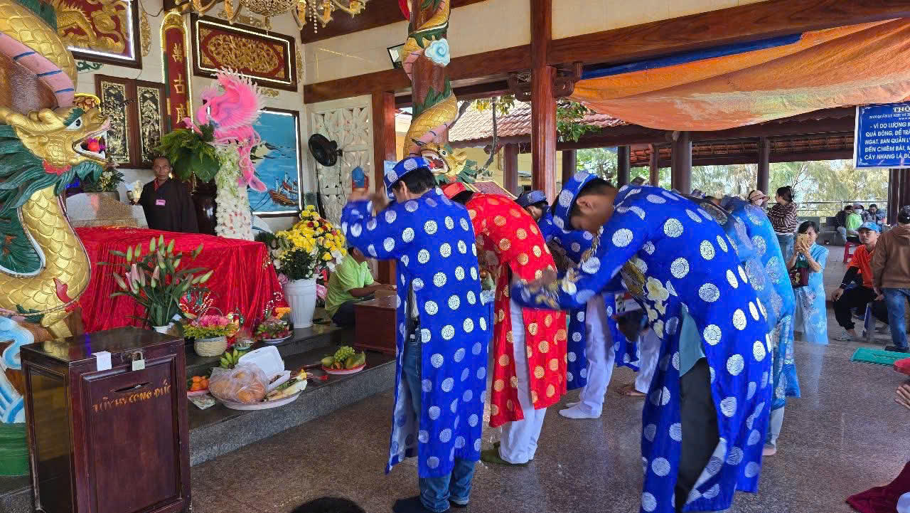 Ban Quản l&yacute; Di t&iacute;ch Lịch sử - Văn h&oacute;a Dinh C&ocirc; tổ chức lễ c&uacute;ng lại Mộ C&ocirc;.