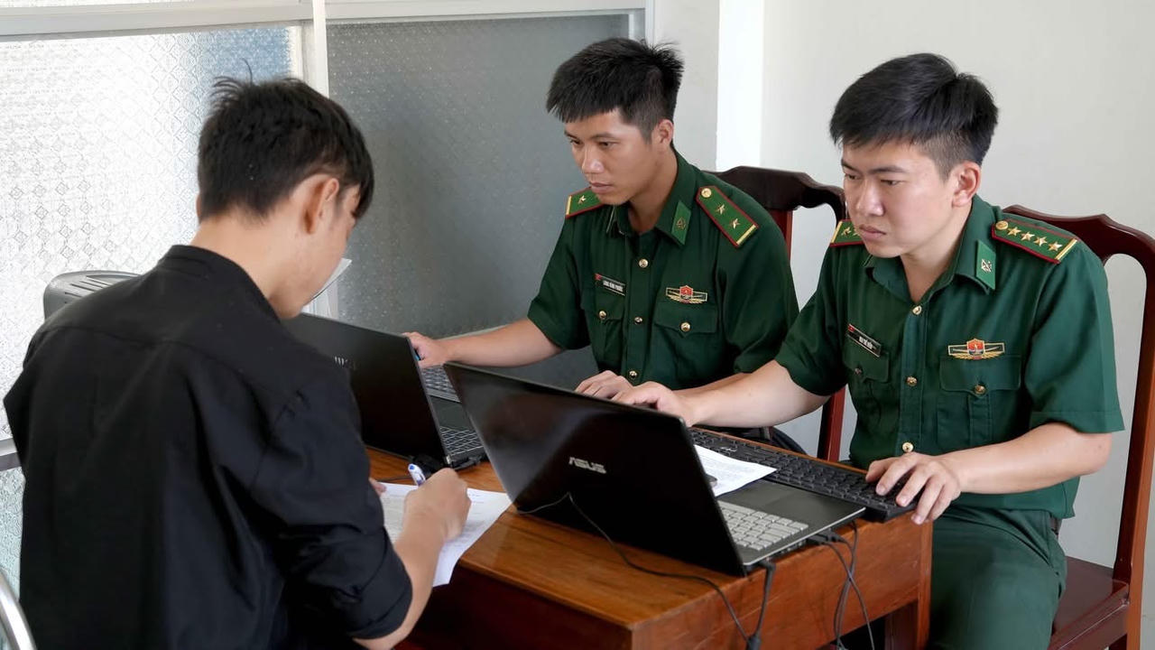 Lực lượng bi&ecirc;n ph&ograve;ng l&agrave;m việc với c&aacute;c nghi phạm.