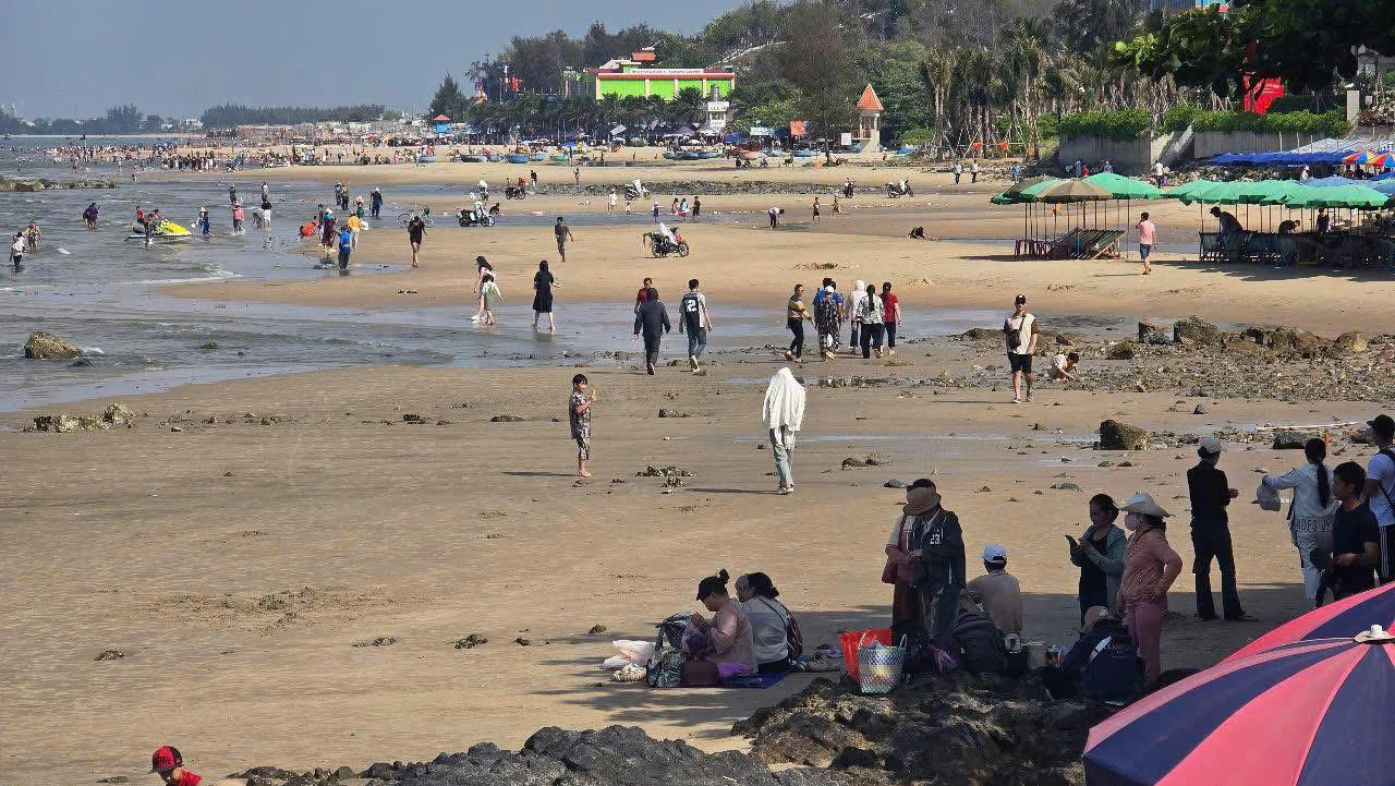 H&agrave;ng ngh&igrave;n người d&acirc;n từ khắp nơi đổ về tham dự Lễ hội Dinh C&ocirc;.