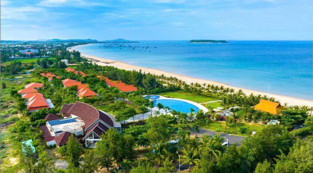 Khu du lịch biển Sao Mai l&agrave; khu nghỉ dưỡng cao cấp tọa lạc b&ecirc;n bờ biển Tuy H&ograve;a, nổi bật với kh&ocirc;ng gian xanh.