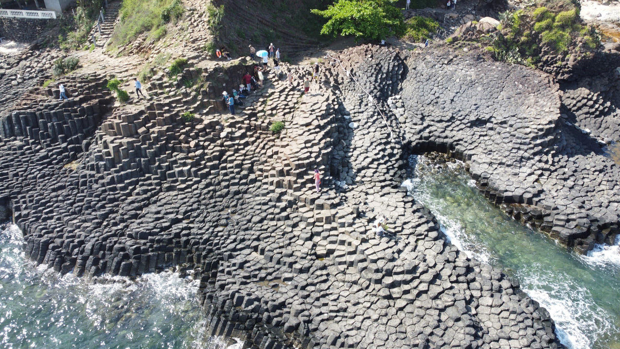 G&agrave;nh Đ&aacute; Đĩa (x&atilde; Tuy An Đ&ocirc;ng) nh&igrave;n từ tr&ecirc;n cao, được nhiều người v&iacute; von như một tổ ong khổng lồ, kỳ th&uacute;.