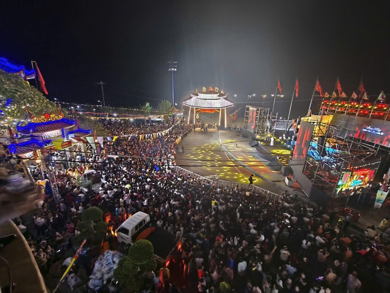 H&agrave;ng ngh&igrave;n người d&acirc;n từ khắp nơi đổ về tham dự Lễ hội Dinh C&ocirc;.