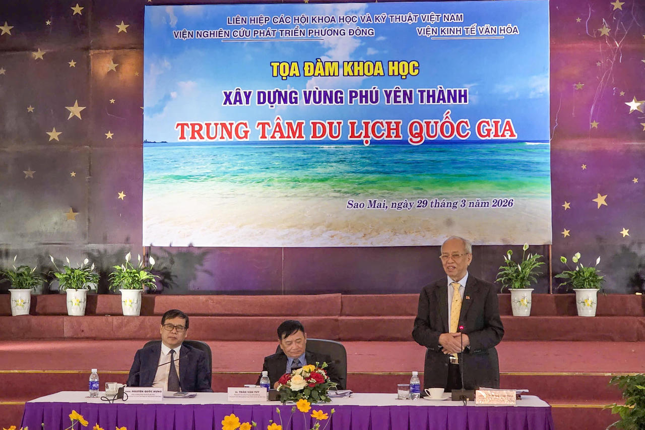 GS.TS Tr&igrave;nh Quang Ph&uacute; (đang đứng) - Viện trưởng Viện Nghi&ecirc;n cứu ph&aacute;t triển Phương Đ&ocirc;ng ph&aacute;t biểu.