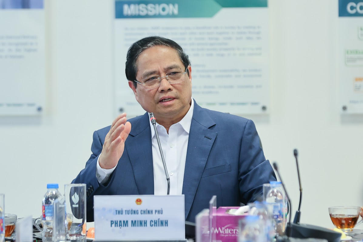 Thủ tướng Phạm Minh Ch&iacute;nh l&agrave;m việc tại Nh&agrave; m&aacute;y Lọc h&oacute;a dầu Nghi Sơn.