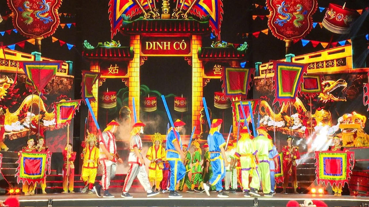C&aacute;c tiết mục biểu diễn trong Lễ hội Dinh C&ocirc;.