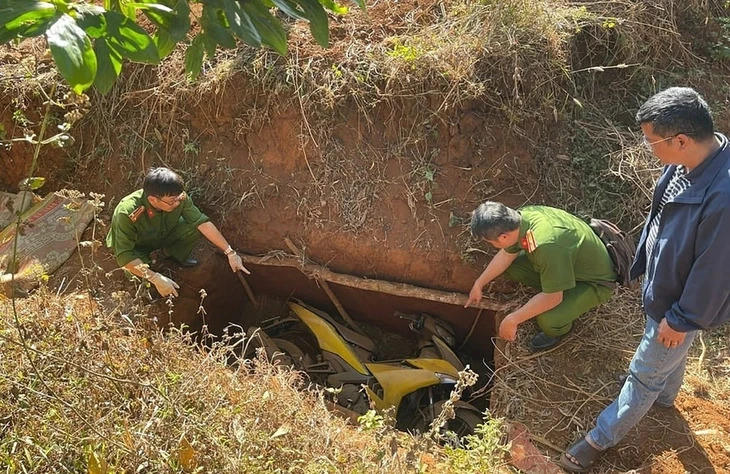 Chiếc xe sử dụng g&acirc;y &aacute;n được giấu dưới hố.  (Ảnh: C&ocirc;ng an cung cấp)