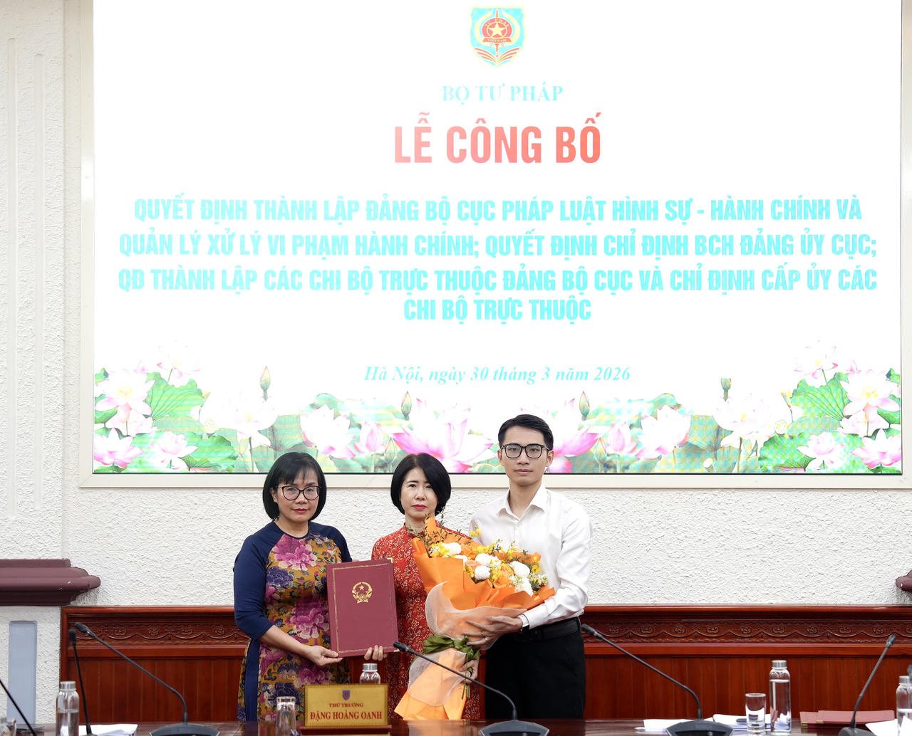 Trao quyết định th&agrave;nh lập Đảng bộ cơ sở Cục Ph&aacute;p luật h&igrave;nh sự - h&agrave;nh ch&iacute;nh v&agrave; Quản l&yacute; xử l&yacute; vi phạm h&agrave;nh ch&iacute;nh