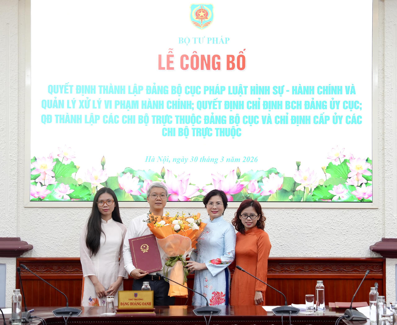 Trao quyết định th&agrave;nh lập Đảng bộ cơ sở Cục Ph&aacute;p luật h&igrave;nh sự - h&agrave;nh ch&iacute;nh v&agrave; Quản l&yacute; xử l&yacute; vi phạm h&agrave;nh ch&iacute;nh