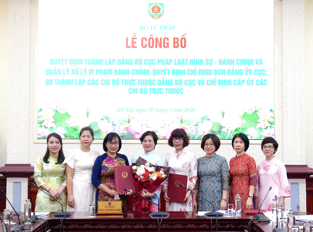 Trao quyết định thành lập Đảng bộ cơ sở Cục Pháp luật hình sự - hành chính và Quản lý xử lý vi phạm hành chính