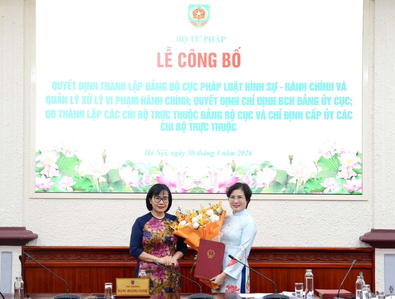 Trao quyết định thành lập Đảng bộ cơ sở Cục Pháp luật hình sự - hành chính và Quản lý xử lý vi phạm hành chính