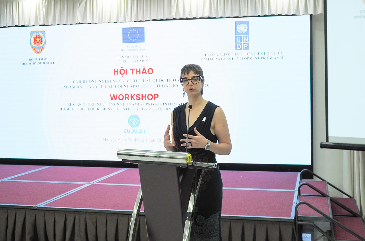 B&agrave; Federica Dispenza, Trợ l&yacute; Trưởng đại diện thường tr&uacute; UNDP, Trưởng ph&ograve;ng Quản trị v&agrave; Tham gia ph&aacute;t biểu tại Hội thảo.