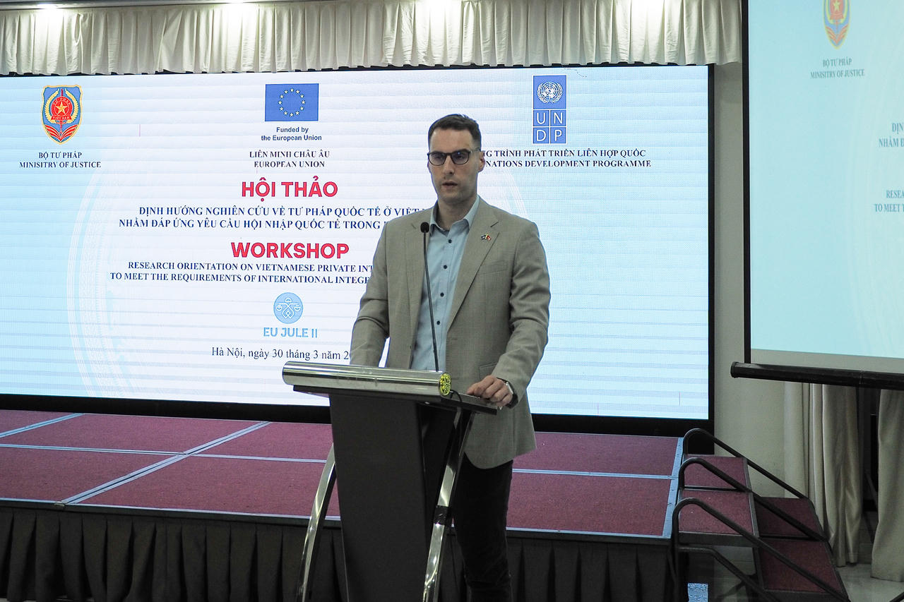 &Ocirc;ng Jan Lucas Zimmer, Tuỳ vi&ecirc;n quản trị v&agrave; ph&aacute;p quyền, Ph&aacute;i đo&agrave;n Li&ecirc;n minh ch&acirc;u &Acirc;u (EU) tại Việt Nam ph&aacute;t biểu tại Hội thảo.