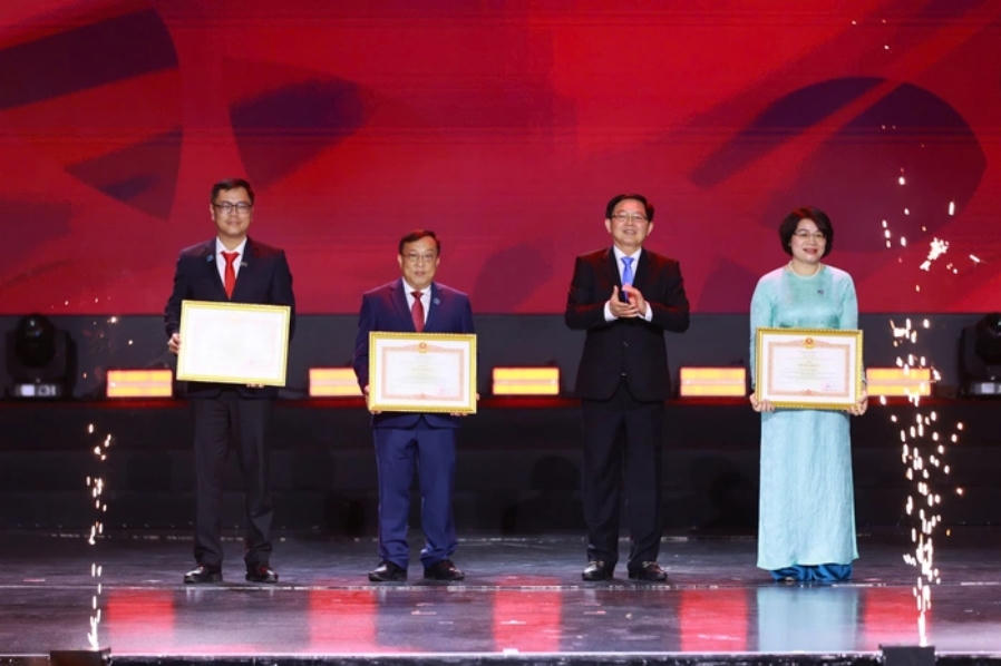 Ph&oacute; Thủ tướng Hồ Quốc Dũng trao tặng Bằng khen của Thủ tướng Ch&iacute;nh phủ cho 3 nh&agrave; gi&aacute;o xuất sắc.