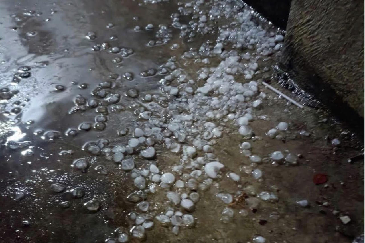 Mưa đ&aacute; xuất hiện tại H&agrave; Nội: Ảnh: H&agrave; Nội Fan.