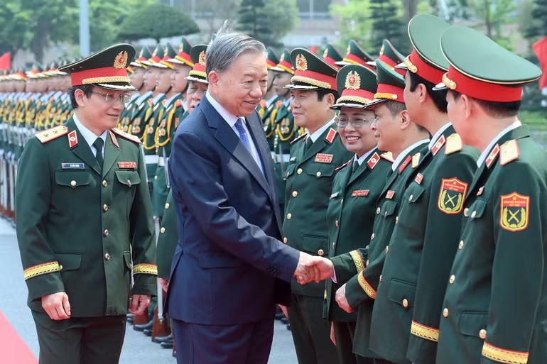 Tổng B&iacute; thư T&ocirc; L&acirc;m với l&atilde;nh đạo Bộ Quốc ph&ograve;ng v&agrave; c&aacute;n bộ Bệnh viện Trung ương Qu&acirc;n đội 108. (Ảnh: nhandan.vn)