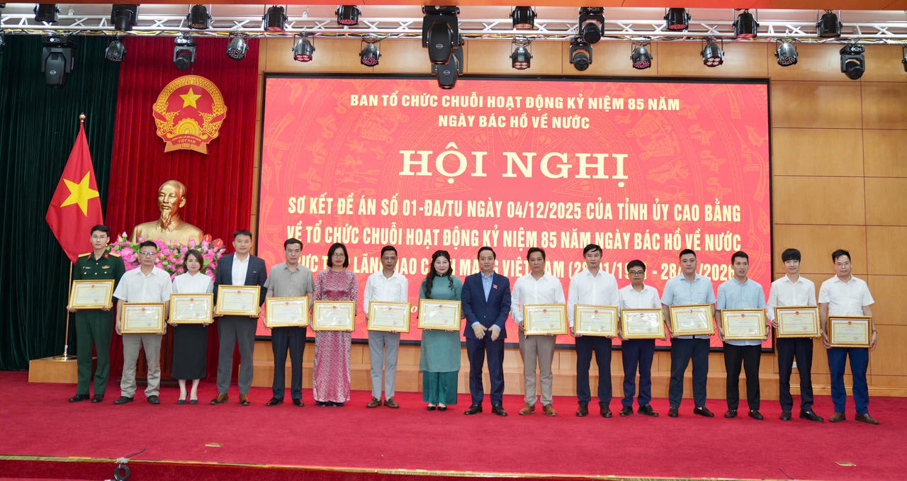 Nh&agrave; b&aacute;o Phạm Xu&acirc;n Diệu đại diện B&aacute;o Ph&aacute;p luật Việt Nam nhận Bằng khen của Chủ tịch UBND tỉnh Cao Bằng. (Ảnh: L&ecirc; Hanh)