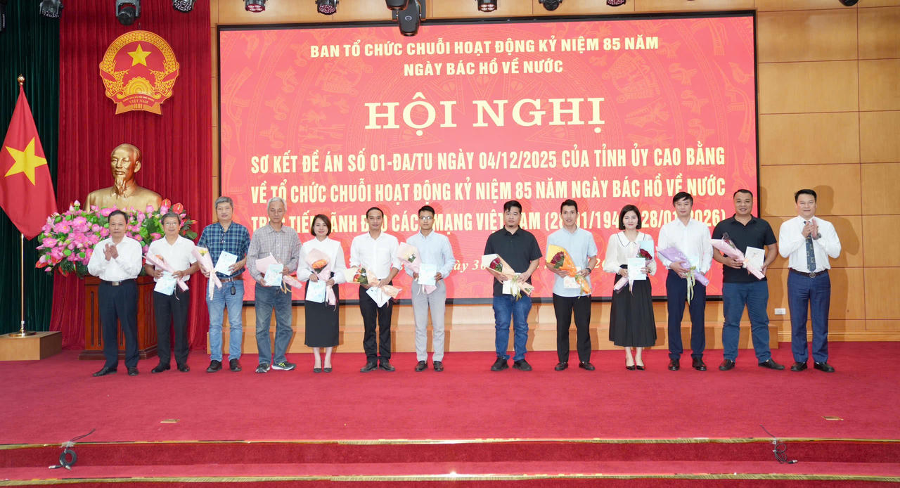 Ph&oacute;ng vi&ecirc;n c&aacute;c cơ quan b&aacute;o ch&iacute; nhận qu&agrave; lưu niệm của Ban tổ chức. (Ảnh: L&ecirc; Hanh)