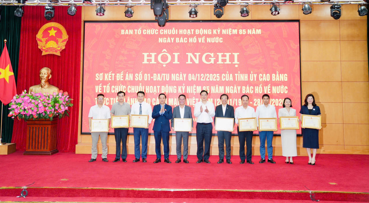 Tiến sĩ Vũ Ho&agrave;i Nam, Tổng Bi&ecirc;n tập B&aacute;o Ph&aacute;p luật Việt Nam v&agrave; c&aacute;c c&aacute; nh&acirc;n nhận Bằng khen của Chủ tịch UBND tỉnh Cao Bằng. (Ảnh: Thanh T&ugrave;ng)