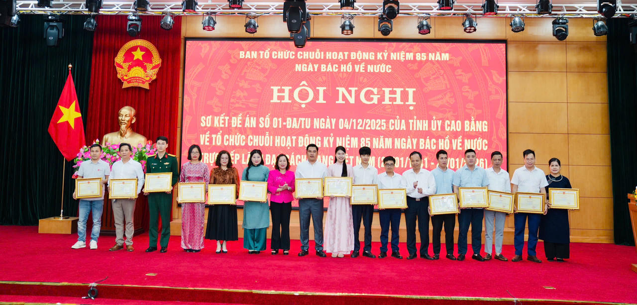 Ph&oacute;ng vi&ecirc;n L&ecirc; Hanh nhận Bằng khen của Chủ tịch UBND tỉnh Cao Bằng. (Ảnh: Thanh T&ugrave;ng)