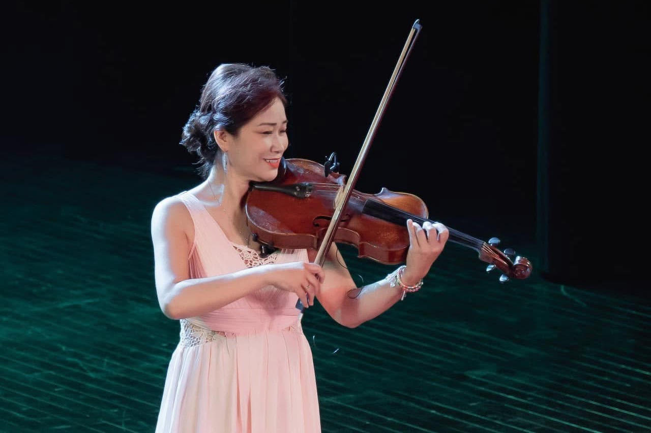 Nghệ sĩ Nguyệt Thu khi biểu diễn tr&ecirc;n s&acirc;n khấu.