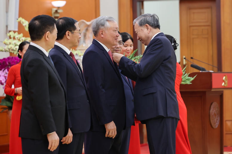 Tổng B&iacute; thư T&ocirc; L&acirc;m trao Hu&acirc;n chương Qu&acirc;n c&ocirc;ng hạng nhất v&agrave; Huy hiệu Đảng tặng c&aacute;c đồng ch&iacute; l&atilde;nh đạo, nguy&ecirc;n l&atilde;nh đạo- Ảnh 2.