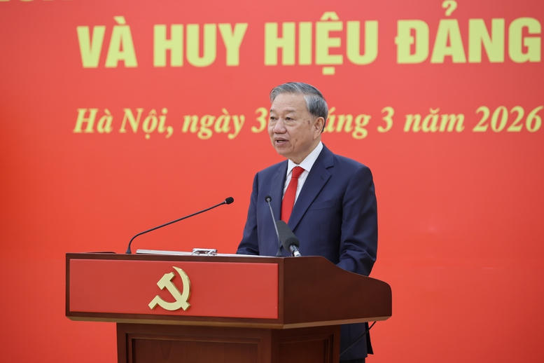 Tổng B&iacute; thư T&ocirc; L&acirc;m trao Hu&acirc;n chương Qu&acirc;n c&ocirc;ng hạng nhất v&agrave; Huy hiệu Đảng tặng c&aacute;c đồng ch&iacute; l&atilde;nh đạo, nguy&ecirc;n l&atilde;nh đạo- Ảnh 5.