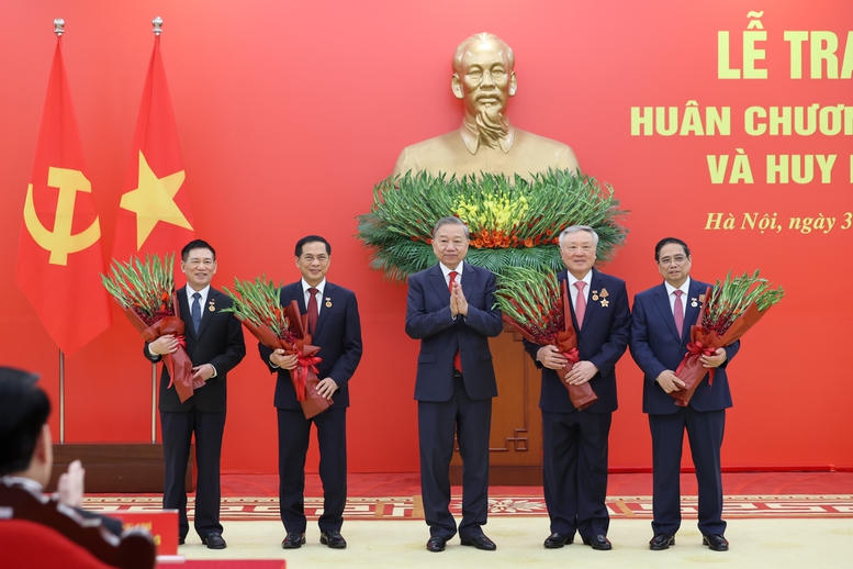 Tổng B&iacute; thư T&ocirc; L&acirc;m trao Hu&acirc;n chương Qu&acirc;n c&ocirc;ng hạng nhất v&agrave; Huy hiệu Đảng tặng c&aacute;c đồng ch&iacute; l&atilde;nh đạo, nguy&ecirc;n l&atilde;nh đạo- Ảnh 4.