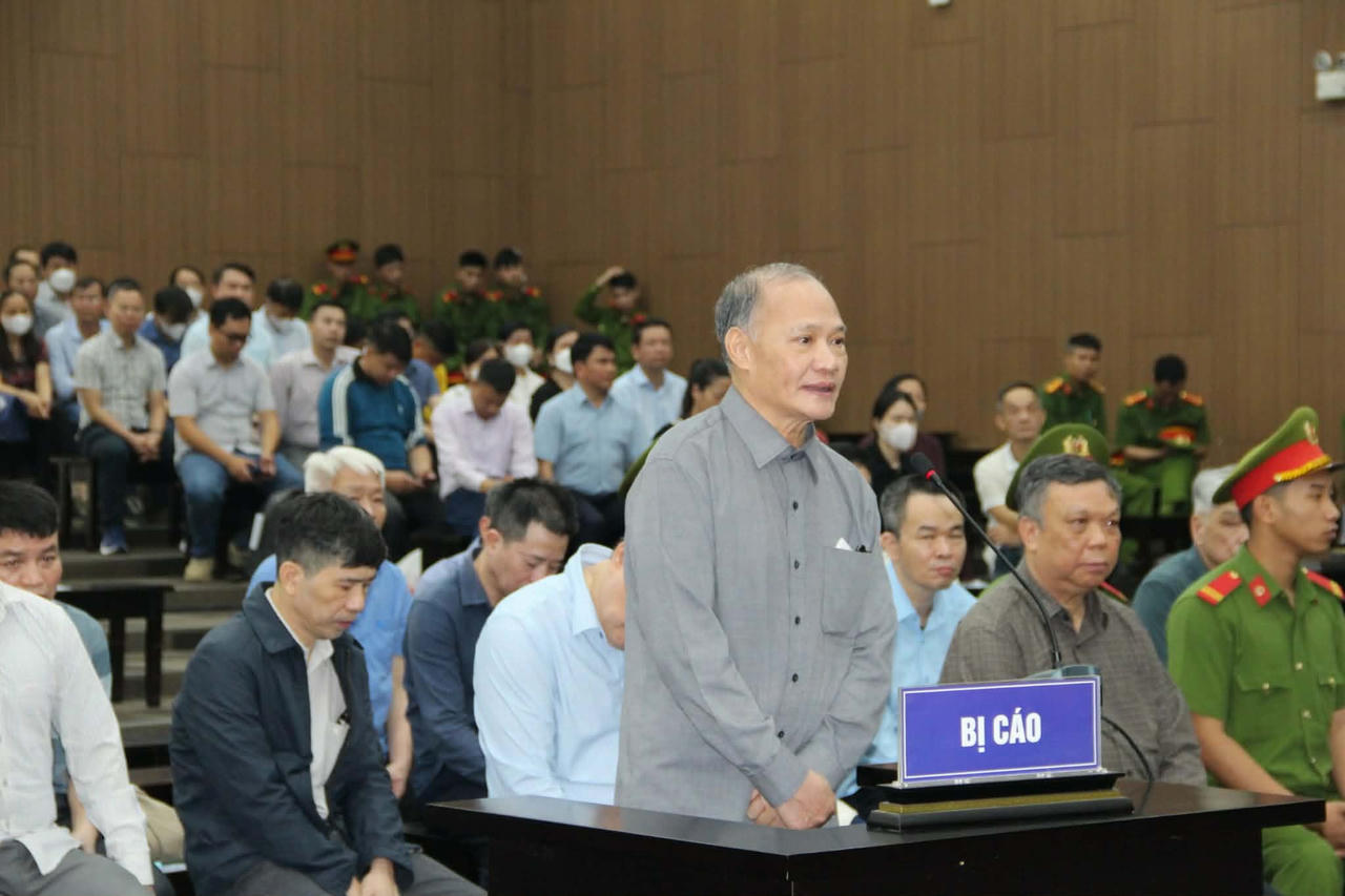 Cựu Thứ trưởng Bộ NN&amp;amp;PTNT Ho&agrave;ng Văn Thắng tại t&ograve;a.