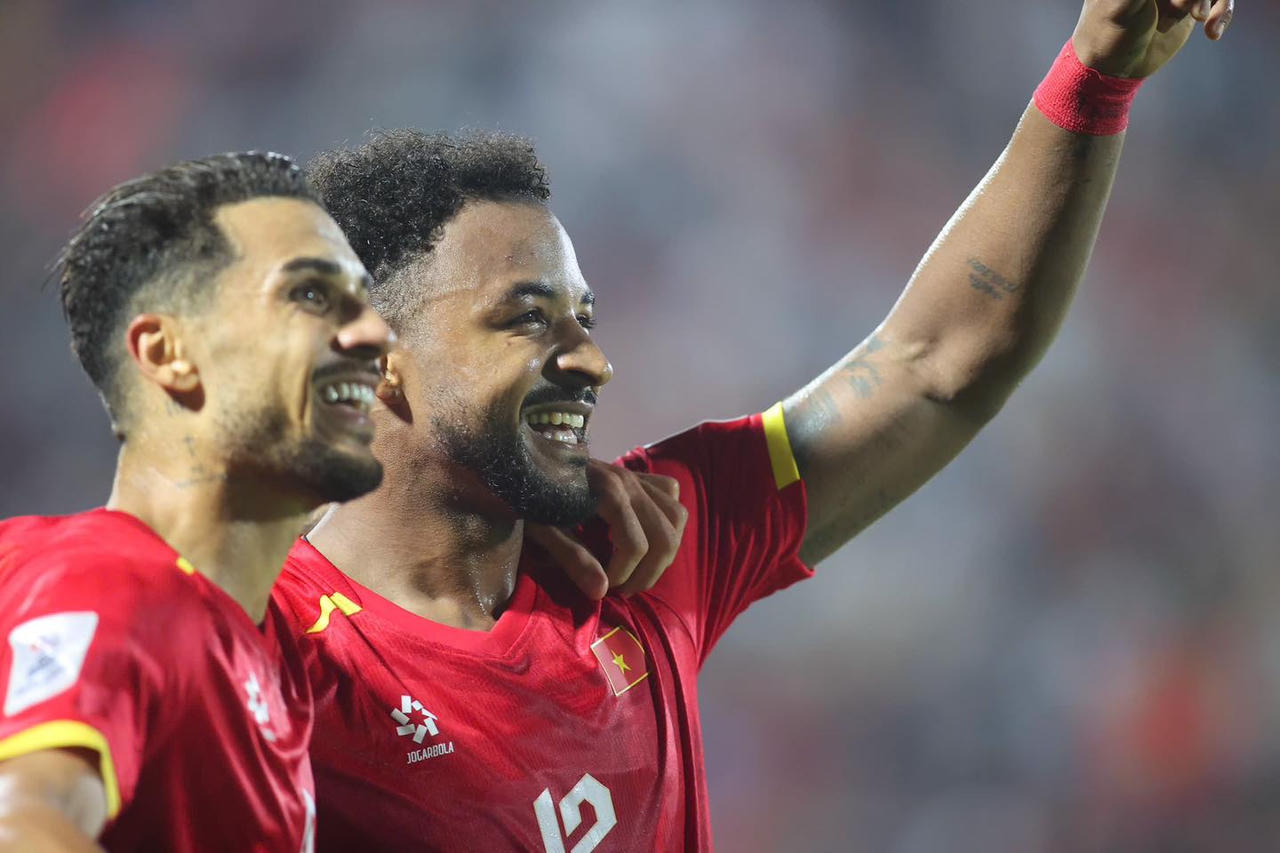 Xu&acirc;n Son c&oacute; c&uacute; đ&uacute;p trong trận thắng Malaysia