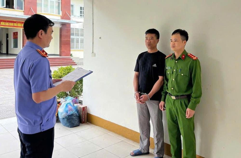 Truy bắt đối tượng mua bán ma túy lẩn trốn vào rừng sâu