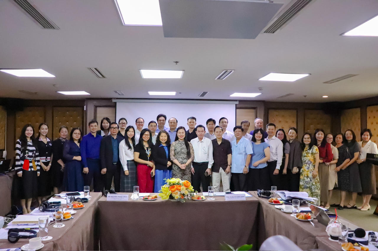 C&aacute;c đại biểu chụp ảnh lưu niệm