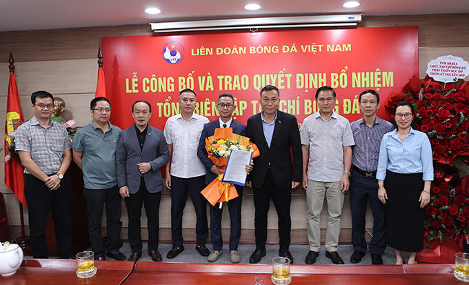 L&atilde;nh đạo VFF v&agrave; Ban bi&ecirc;n tập Tạp ch&iacute; B&oacute;ng đ&aacute; ch&uacute;c mừng Tổng bi&ecirc;n tập Vũ Khắc Sơn - Ảnh: Đức Cường