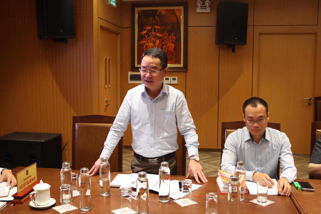 Tổng Bi&ecirc;n tập Vũ Ho&agrave;i Nam ph&aacute;t biểu tại cuộc họp.