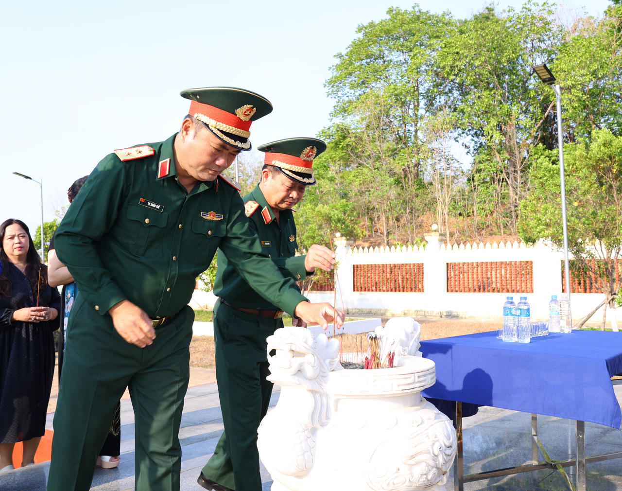 Trung tướng L&ecirc; Xu&acirc;n Thế, Ủy vi&ecirc;n Ban Chấp h&agrave;nh Trung ương Đảng, Tư lệnh Qu&acirc;n khu; Trung tướng Trần Ho&agrave;i Trung, Nguy&ecirc;n Ch&iacute;nh ủy Qu&acirc;n khu d&acirc;ng hương c&aacute;c anh h&ugrave;ng, liệt sĩ. Ảnh: L&ecirc; Huy
