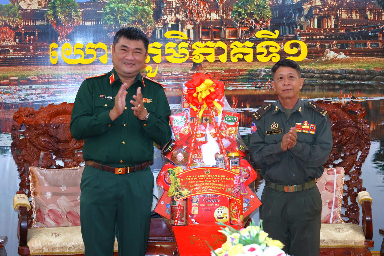 Trung tướng L&ecirc; Xu&acirc;n Thế, Ủy vi&ecirc;n Ban Chấp h&agrave;nh Trung ương Đảng, Tư lệnh Qu&acirc;n khu 7 ch&uacute;c Tết Trung tướng Ly Sorarith, Tư lệnh Qu&acirc;n khu 1, Qu&acirc;n đội Ho&agrave;ng gia Campuchia. Ảnh: L&ecirc; Huy